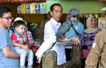 Mampir ke Mal di Surabaya, Jokowi Langsung Borong Pakaian Bayi Mampir ke Mal di Surabaya, Jokowi Langsung Borong Pakaian Bayi