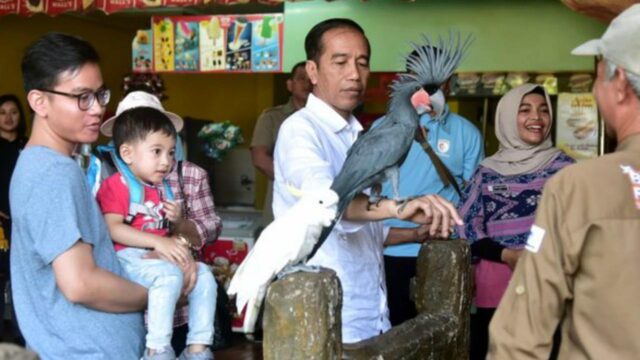 Mampir ke Mal di Surabaya, Jokowi Langsung Borong Pakaian Bayi