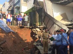Bongkar Rumah Lokasi Longsor Kalisari, Tapi Kenapa Anies Tidak Mau Beri Kompensasi Rusun Bongkar Rumah Lokasi Longsor Kalisari, Tapi Kenapa Anies Tidak Mau Beri Kompensasi Rusun