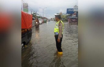Ruas Jalan HR Soebrantas Tergenang Air Hingga 40 cm, Para Pengendara Roda Dua Harap Hati -Hati Ruas Jalan HR Soebrantas Tergenang Air Hingga 40 cm, Para Pengendara Roda Dua Harap Hati -Hati
