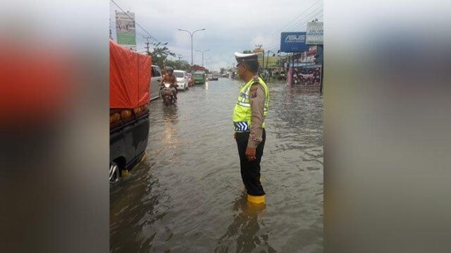 Ruas Jalan HR Soebrantas Tergenang Air Hingga 40 cm, Para Pengendara Roda Dua Harap Hati -Hati Ruas Jalan HR Soebrantas Tergenang Air Hingga 40 cm, Para Pengendara Roda Dua Harap Hati -Hati