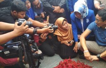 Beli Cabai di Pasar Pagi Panam Pekanbaru Sandiaga Uno Becanda Soal Ini ? Beli Cabai di Pasar Pagi Panam Pekanbaru Sandiaga Uno Becanda Soal Ini ?
