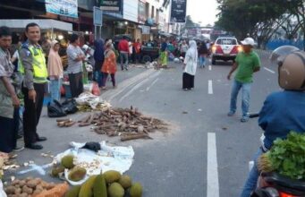 Diduga Pengaruh Alkohol Sa’at Bawa Mobil, MYA Tabrak Pasutri di Jalan Jendral Sudirman Pekanbaru Diduga Pengaruh Alkohol Sa'at Bawa Mobil, MYA Tabrak Pasutri di Jalan Jendral Sudirman Pekanbaru