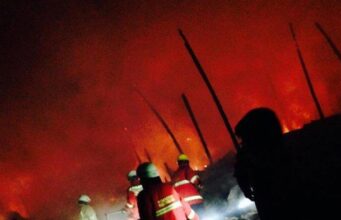 Kebakaran Hebat di Simpang Pasar Pagi Arengka, Enam Bangunan Ludes Terbakar Kebakaran Hebat di Simpang Pasar Pagi Arengka, Enam Bangunan Ludes Terbakar