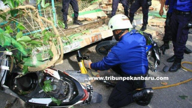 5 Orang Tertimpa Tembok Pembatas Sekolah Ambruk di SDN 141 Pekanbaru, Di Kabarkan 1 Orang Tewas