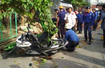 BREAKING NEWS : Tembok Pembatas Sekolah Ambruk, Timpa Sejumlah Orang Di Bawahnya BREAKING NEWS : Tembok Pembatas Sekolah Ambruk, Timpa Sejumlah Orang Di Bawahnya