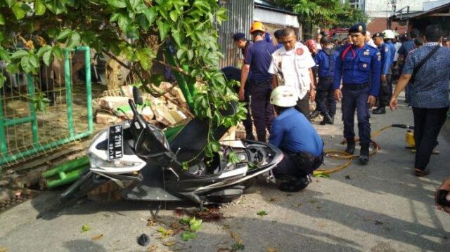 BREAKING NEWS : Tembok Pembatas Sekolah Ambruk, Timpa Sejumlah Orang Di Bawahnya BREAKING NEWS : Tembok Pembatas Sekolah Ambruk, Timpa Sejumlah Orang Di Bawahnya