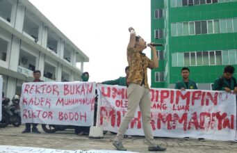 IMM Pekanbaru Aksi di Kampus Utama UMRI, Tuntut Rektor Turun IMM Pekanbaru Aksi di Kampus Utama UMRI, Tuntut Rektor Turun