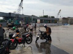 Pengendara Nekat Nerobos Banjir Akibatnya Sejumlah Sepeda Motor Mati Pengendara Nekat Nerobos Banjir Akibatnya Sejumlah Sepeda Motor Mati