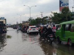 Jalan Soebrantas Tergenang Air dan Sebabkan Macet, Sehingga Jalan Di Alihkan Jalan Soebrantas Tergenang Air dan Sebabkan Macet, Sehingga Jalan Di Alihkan