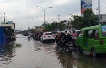 Jalan Soebrantas Tergenang Air dan Sebabkan Macet, Sehingga Jalan Di Alihkan Jalan Soebrantas Tergenang Air dan Sebabkan Macet, Sehingga Jalan Di Alihkan