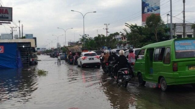 Jalan Soebrantas Tergenang Air dan Sebabkan Macet, Sehingga Jalan Di Alihkan Jalan Soebrantas Tergenang Air dan Sebabkan Macet, Sehingga Jalan Di Alihkan