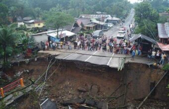 Pasca Putusnya Jembatan Batang Kalu Kayu Tanam & Longsor Jalan Alternatif Pekanbaru-Padang Masi Di Terputus Pasca Putusnya Jembatan Batang Kalu Kayu Tanam & Longsor Jalan Alternatif Pekanbaru-Padang Masi Di Terputus