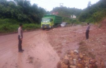 Longsor di Perbatasan Sumbar Riau, Jalur Masih Bisa Dilewati Untuk Pengendara Longsor di Perbatasan Sumbar Riau, Jalur Masih Bisa Dilewati Untuk Pengendara