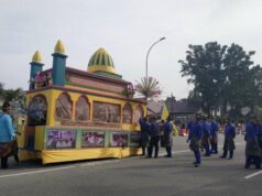 Deretan Mobil Hias Tampak Berjejer di Jalan Gajah Mada Pekanbaru, Warnai Kegiatan Pawai Ta’aruf MTQ RIAU Deretan Mobil Hias Tampak Berjejer di Jalan Gajah Mada Pekanbaru, Warnai Kegiatan Pawai Ta'aruf MTQ RIAU