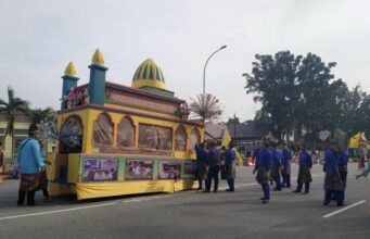 Deretan Mobil Hias Tampak Berjejer di Jalan Gajah Mada Pekanbaru, Warnai Kegiatan Pawai Ta’aruf MTQ RIAU Deretan Mobil Hias Tampak Berjejer di Jalan Gajah Mada Pekanbaru, Warnai Kegiatan Pawai Ta'aruf MTQ RIAU