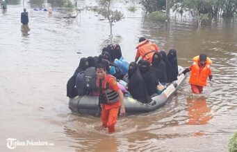 Banjir Di Siak Hulu, Kabupaten Kampar, Membut 80 Orang Santri dan Santriwati Ponpes Darul Ulum Harus Dievakuasi Banjir Di Siak Hulu, Kabupaten Kampar, Membut 80 Orang Santri dan Santriwati Ponpes Darul Ulum Harus Dievakuasi