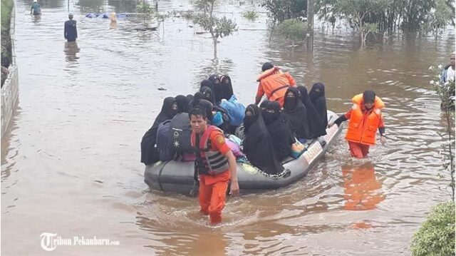 Banjir Di Siak Hulu, Kabupaten Kampar, Membut 80 Orang Santri dan Santriwati Ponpes Darul Ulum Harus Dievakuasi