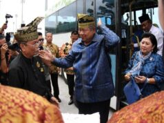 Kedatangan SBY di Bandara SSK II Di Sambut Sejumlah Tokoh Adat LAM Riau Kedatangan SBY di Bandara SSK II Di Sambut Sejumlah Tokoh Adat LAM Riau