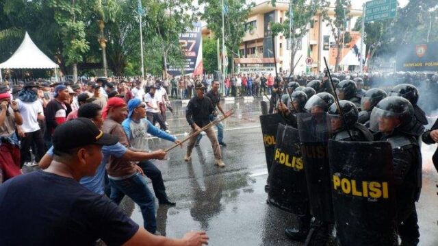 Jelang Pemilu, Aparat Melakukan Simulasi Bentrok, Massa Aksi Lempari Aparat di Jalan Gajah Mada Pekanbaru