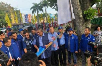 Sekitar Ribuan Bendera dan Spanduk Demokrat di Pekanbaru Dirusak Orang Tak Dikenal Sekitar Ribuan Bendera dan Spanduk Demokrat di Pekanbaru Dirusak Orang Tak Dikenal