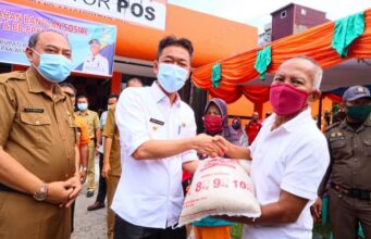 Bupati Afrizal Sintong Serahkan BST dan BB-PPKM