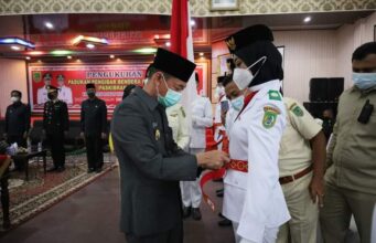 Dihadiri Wabup H. Sulaiman, Bupati Afrizal Sintong Kukuhkan Paskibraka Rohil 2021