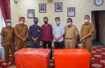 Bupati Afrizal Sintong Serahkan Bantuan Cool Box ke Kelompok Palika Aman Bersatu
