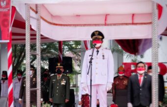 Wakil Bupati H. Sulaiman Irup Penurunan Bendera HUT Ke-76 RI