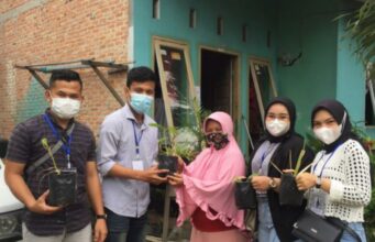 Mahasiswa KKN UNRI Bagikan Bibit Holtikultura kepada Masyarakat