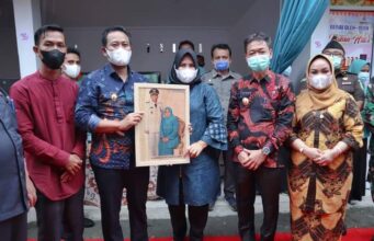 Bupati Afrizal Sintong Resmikan Gerai Oleh-oleh Khas Rohil