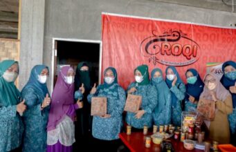 Support UMKM, Ketua dan Wakil Ketua PKK Rohil Tinjau Pembuatan Terasi di Bagansiapiapi