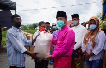 Dukung Swasembada Padi, Bupati Afrizal Sintong Serahkan Bantuan untuk 2000 Hektar Lahan