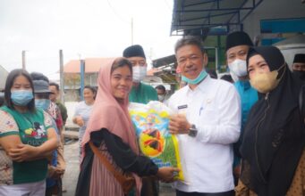 Bupati dan Wabup Rohil Tinjau Lokasi Rumah Yang Terbakar Sekaligus Serahkan Bantuan