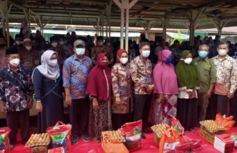 Bupati dan Wabup Rohil Serahkan Bantuan Sembako ke Warga Terdampak Banjir di Kepenghuluan Air Hitam