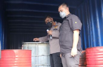 Grebek Gudang Pengoplos Solar, Ditreskrmsus Polda Riau Amankan Satu Pelaku dan 30 Ribu Liter Minyak