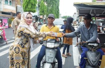TP-PKK Rohil Bagikan Takjil Kepada Masyarakat