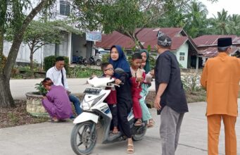Panglima Kawalan dan Pasukan Adat Gagak Hitam Kecamatan Bangko Pusako Berbagi Takjil