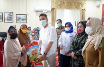IAI Rohil Bagi-bagi Sembako ke Masyarakat, Ini Harapan Bupati Afrizal Sintong