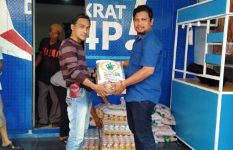 Pasukan Adat Gagak Hitam Rohil Peduli Serahkan Paket Sembako untuk Pengurus JMSI Rohil