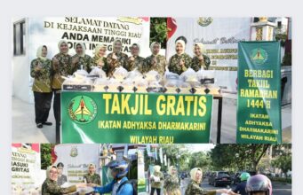 Giat Bakti Sosial, Ikatan Adhyaksa Dharmakarini Riau Bagi-bagi Takjil ke Masyarakat