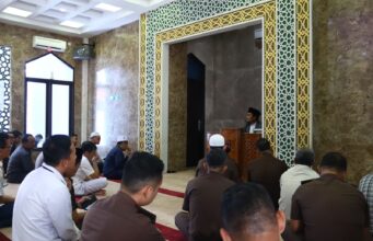 Tausiyah Qobla Dzuhur Kejati Riau di sampaikan oleh Ustadz Zulhendri Rais