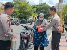 Polsek Bangko Bagikan Paket Sembako ke masyarakat Kurang Mampu