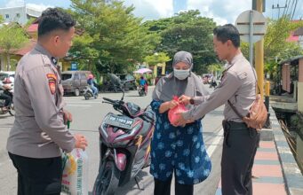 Polsek Bangko Bagikan Paket Sembako ke masyarakat Kurang Mampu