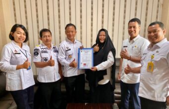 Kepala DPMPTSP Rohil Serahkan Surat Izin Operasional Klinik Lapas Kelas IIA Bagansiapiapi