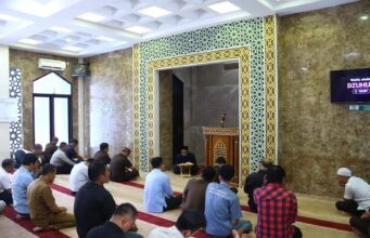 Tausiyah Ba’da Dzuhur di Kejati Riau Disampaikan Ust Chairul Ichwan