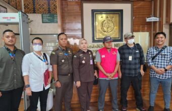 Tim Tabur Kejagung Serah Terima Tersangka Kasus Kredit Fiktif ke Kejari Meranti