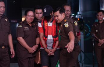 Tim Tabur Kejaksaan Tangkap Buronan Kasus Korupsi DD dan ADD di Kompleks Pabrik Es