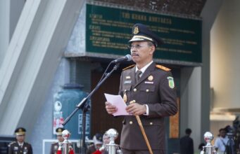 Kajati Riau Pimpin Upacara Peringati Hari Bhakti Adhyaksa ke-63 Tahun 2023