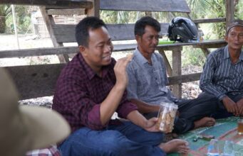 Berkunjung Ke Kepenghuluan Darusalam dan Sinaboi, Wakil Bupati H.Sulaiman Disuguhi Keripik Keladi Ungu Hasil Kebun Masyarakat